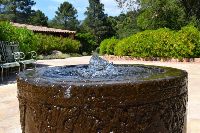 fontaine dans un jardin